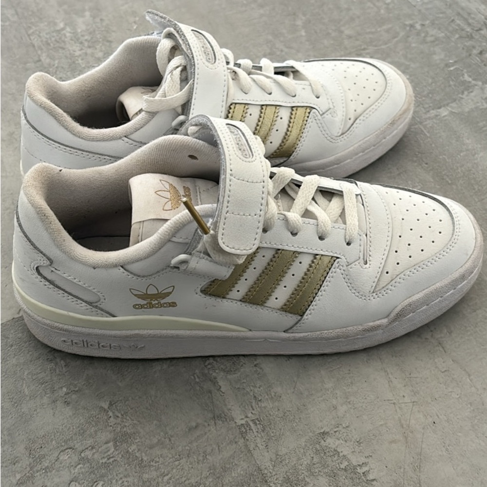 Adidas low form size 7.5 fits like an 8